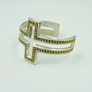 Brazalete de Latón Hecho a Mano con Diseño de Cruz - Brazalete Moderno con Banda Geométrica Dividida - Joyería Texturizada de Dos Tonos para Mujer - Product Image 5