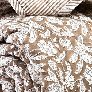 Cubrecama Reversible de Algodón con Estampado Floral Taupe, Ecológico, Orgánico y Moderno, Marca RIDHI - Product Image 2