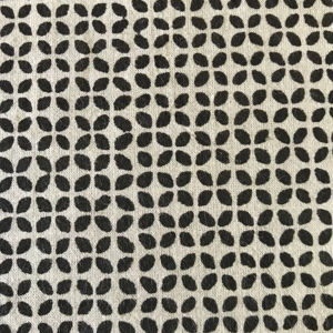 Tissu en coton imprimé à la main – Base blanche, imprimé géométrique Buti noir, textile indien traditionnel - Product Image 1