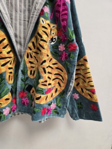 Veste Suzani en velours bleu sarcelle pour femme, broderie florale tigre faite à la main, style bohème ethnique, vêtement d'extérieur de créateur, exportateur en gros B2B - Product Image 5
