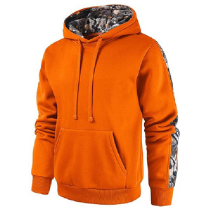 Sweat-shirt à capuche en molleton orange personnalisé pour homme, avec manches camouflage et capuche intérieure, idéal pour la chasse, les activités de plein air et le streetwear. - Product Image 3
