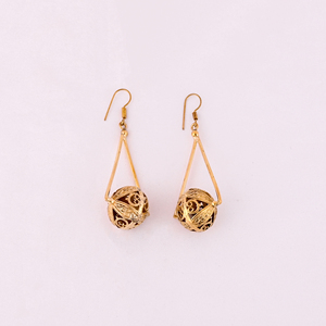 Pendientes de bola dorados intrincados para mujer, de latón chapado en oro, modernos, 65x20MM - Product Image 1