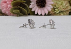 ต่างหูมอสซาไนต์รูปดอกไม้ Lurba Jewels ทรงบริลเลียนต์คัท ประดับเพชรแบบ Pave Setting เงินแท้ 925 ชุบโรเดียม สำหรับเด็ก ได้รับการรับรอง GRA - Product Image 6
