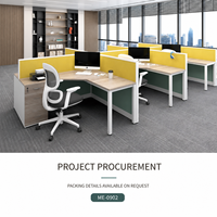 Poste de travail de bureau commercial moderne pour quatre personnes, avec dessus en forme de L en grain de bois clair, cloisons jaune-vert et meubles de rangement sur pieds.