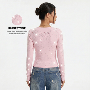 Chemise pour femme avec embellissement personnalisé en strass, texture tricotée lisse, haut court, manches longues, coupe ajustée, logo brodé ton sur ton - Product Image 2