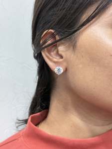 Pendientes de Oro de 14K con Doble Halo y Diamante Redondo Cultivado en Laboratorio - Product Image 4