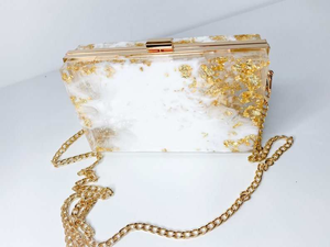 Pochette en résine faite à la main pour femmes, idéale pour les soirées et les mariages, finition élégante et brillante, provenance Inde. - Product Image 5