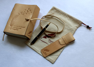 Diario de cuero genuino de búfalo con encuadernación cosida de tapa dura, curtido naturalmente y estuche para bolígrafo a juego. - Product Image 5