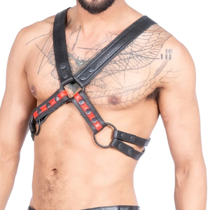 Harnais de poitrine en cuir noir avec accents rouges, boucle en acier, ajustement réglable pour tenue de club - Product Image 4