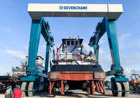 Grue mobile de levage de bateaux 90 tonnes 60 tonnes avec moteur et propulseur à vendre