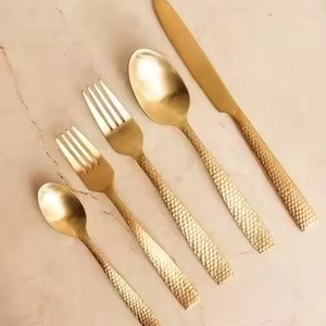 Ensemble de couverts en métal contemporain pour la salle à manger, cuillère et fourchette duo, conçus pour un service élégant et fluide - Product Image 1