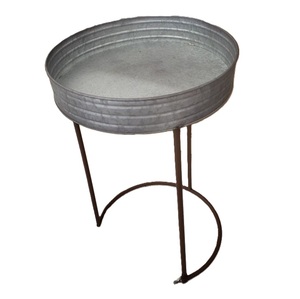 Table d'appoint industrielle en métal la plus vendue avec structure thermolaquée pour zone de réception de bureau et style professionnel élégant - Product Image 4