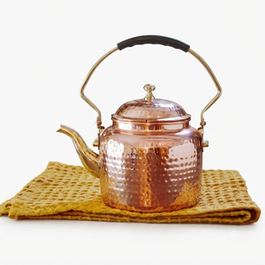 Bouilloire à thé en cuivre martelé artisanal avec couvercle, poignée en laiton, théière vintage pour cuisinière, pot à café et eau bouillante, pot de service - Product Image 1