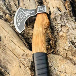 Hache viking style nordique barbu, lame en acier au carbone de qualité industrielle, outil décoratif en bois sculpté pour la maison, la cabane, ou comme cadeau ou objet de présentation - Product Image 6