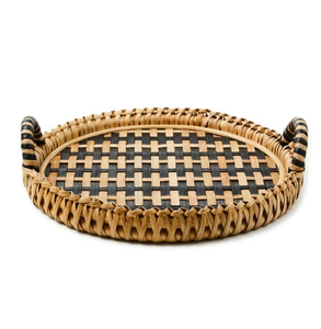 Plateau rond en rotin tissé à la main avec base à motif à carreaux noirs et poignées latérales rayées, disponible à prix de gros. - Product Image 1