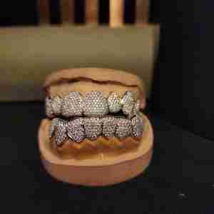 Juego completo de Grillz de diamantes personalizados para hombre, parte superior e inferior, de plata de ley 925 chapada en oro, 8.50 CT, engaste pavé, joyería Hip Hop - Product Image 1