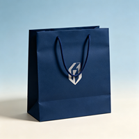 Sac cadeau de luxe en papier kraft rigide personnalisé |   Logo estampé à l'argent, large poignée en corde de satin, écologique, réutilisable, directement de l'usine