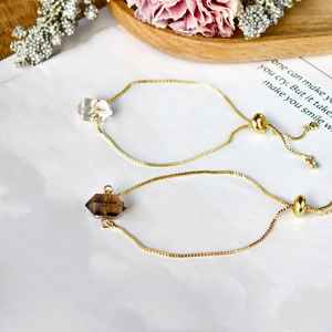 Bracelet ajustable en argent sterling 925 plaqué or 14 carats avec breloques en cristal de guérison, quartz blanc et quartz fumé - Product Image 4