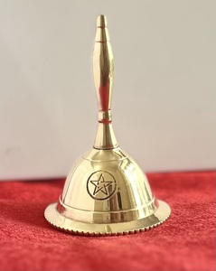 Cloche d'autel Pandulam avec pentagramme pour la prière, cloche d'appel en laiton de 3 pouces, cloche d'autel en laiton par Indian Consigners - Product Image 6