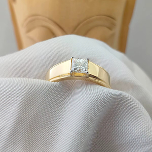 Anillo de Oro Amarillo con Diamante Corte Princesa y Piedras Laterales, Elegante Anillo de Compromiso y Boda para Mujer, Idea de Regalo de Joyería Fina - Product Image 1