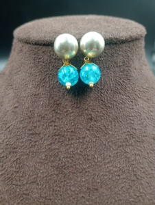 Boucles d'oreilles pendantes en laiton plaqué or Amaira Jewels, serties de perles naturelles, style vintage, pour femmes, occasions de fête, hindouisme - Product Image 4