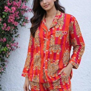 Conjunto de Pijama de 3 Piezas con Estampado de Tigre para Mujer, Manga Corta, Cuello Camisero, Pantalón Largo, Tejido 100% Algodón, Ropa de Dormir Suave y Moderna para Primavera - Product Image 1