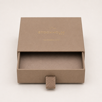 Boîte à bijoux de luxe personnalisée avec papier spécial brun, logo en feuille d'or, insert en velours et tirette en ruban