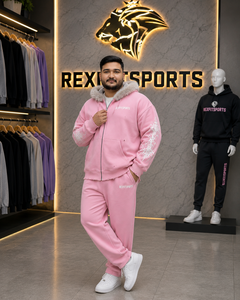 ชุดวอร์มผู้ชาย REXFITSPORTS 2026 สีชมพู มีฮู้ดขนเฟอร์ ซิปเต็มตัว ลายกราฟิก ผ้าฝ้ายผสมโพลีเอสเตอร์ 280–300 GSM ชุดจ็อกเกอร์สตรีทแวร์ - Product Image 2