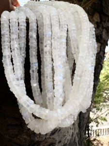 Perles facettées en forme de pneu Heishi en pierre de lune arc-en-ciel blanche, perles de pierre de lune arc-en-ciel de 5-7 mm pour la fabrication de bijoux et l'artisanat, Lunes éclatantes - Product Image 3