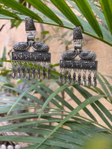 Boucles d'oreilles en argent oxydé pour femmes, bijoux pour usage quotidien, disponibles en gros au meilleur prix, cadeau de mariage. - Product Image 3
