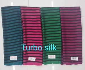 Tela de gasa georgette a rayas rosa y negra con estampado digital personalizado para vestidos y prendas de mujer, para usar en vestidos y krutis de mujer. - Product Image 2