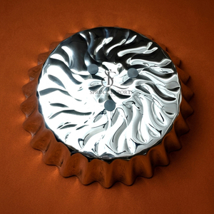 ถาดช็อกโกแลตสแตนเลสสตีลหรูหรา ลายร่อง ดีไซน์ลายนูนสวยงาม เคลือบโครเมียม สำหรับเสิร์ฟขนมหวานและงานปาร์ตี้ - Product Image 5