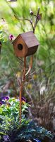 Lanterne murale vintage en laiton avec oiseaux perchés et découpes géométriques pour jardin extérieur