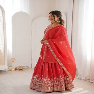 Ensemble Lehenga en Soie Scintillante VASTRA COTTAGE avec Broderie de Fil et de Paillettes, Lehenga à Fort Volume Entièrement Cousu, Collection Choli Non Cousu - Product Image 5