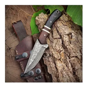 Manico per coltello skinner in acciaio damasco fatto a mano corno di bufalo con combinazione di legno di rosa e fodero in pelle fine regalo per i suoi coltelli