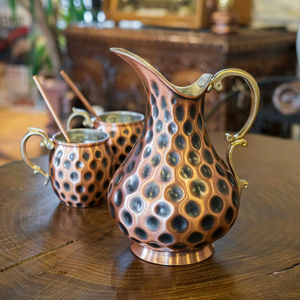 Jarra Decorativa de Cobre Antiguo con Taza, Perfecta para Cenas de Celebración y Cestas Festivas, de la India - Product Image 1