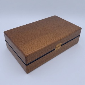 Étui à cigares en bois massif de luxe, conçu pour un rangement traditionnel, avec une structure durable et une apparence élégante - Product Image 4