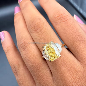 Anillo de Diamante Amarillo Corte Radiante con Piedras Laterales en Oro Amarillo, Anillo de Compromiso de Lujo, Elegante Joyería Fina para Novia, Regalo para Ella - Product Image 1
