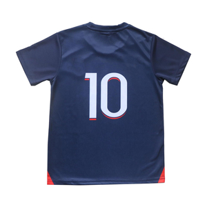 Une usine OEM produit des uniformes de football personnalisés en polyester par sublimation, avec logo personnalisé et couleurs vives, pour l'exportation en gros. - Product Image 5