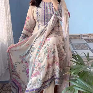 Ensemble prêt-à-porter 3 pièces en mousseline avec imprimés floraux vibrants, comprenant un salwar, une anarkali, un kurta, un pantalon et une dupatta, robe longue. - Product Image 2