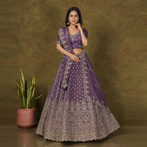 ชุดเลเฮนกาโชลีผ้าไหมเนื้อกรุบกรอบ พร้อมงานปักทั่วตัวอย่างละเอียด กระโปรงมีชายเสื้อประณีต จับคู่กับเสื้อท่อนบนที่เข้าชุดกัน และผ้าคลุมไหล่ที่พลิ้วไหว - Product Image 4