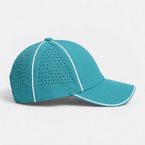 Gorra deportiva para correr hecha de tela de secado rápido con un ajuste flexible para correr, entrenar, hacer senderismo y aventuras al aire libre. - Product Image 3