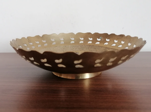 จานโลหะทองเหลืองโบราณทรงกลมแบบมีรูฉลุลายดอกไม้ตรงกลางสำหรับใส่ผลไม้ - Product Image 2