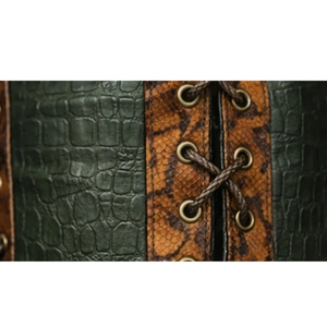 Gilet en cuir véritable gaufré crocodile personnalisé avec boucle médiévale, style vintage, à lacets, pour homme, type motard et fantaisie - Product Image 6