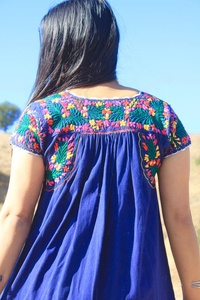 Robe décontractée vintage bleu roi brodée à la main style Oaxacan, broderie florale colorée, 100% coton, écologique, coupe trapèze, longueur genou - Product Image 4