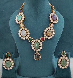 Collier de qualité supérieure avec de magnifiques boucles d'oreilles, pierres de luxe, allure élégante, idéal pour les tenues de soirée, convient aux tenues ethniques et occidentales. - Product Image 1