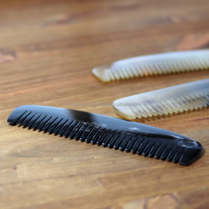 Peine de Cuerno Natural Hecho a Mano, Peine Pulido Antiestático de Dientes Anchos para Barba y Cabello, Peine para Peinar y Arreglar - Product Image 6