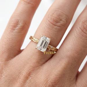 Bague de fiançailles en or blanc 14 carats avec diamant de laboratoire taille émeraude inspiré de la nature, tige gravée, bijoux tendance pour femme pour mariage et soirée - Product Image 2