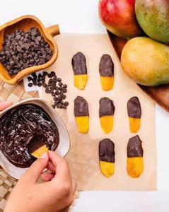 Tranches de mangue séchée biologique à faible teneur en sucre, enrobées de chocolat, conservées dans l'eau, bouchées de fruits gourmands, emballage sous vide en vrac, vente en gros - Product Image 2