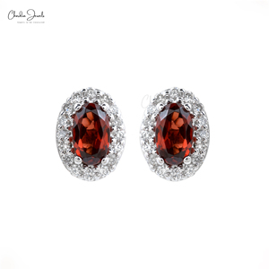 Pendientes de Oro Blanco Sólido de 14k con Granate Natural de Corte Ovalado de 5x3mm y Halo de Diamantes Engastados de 1mm, Nuevo Producto en Venta - Product Image 2